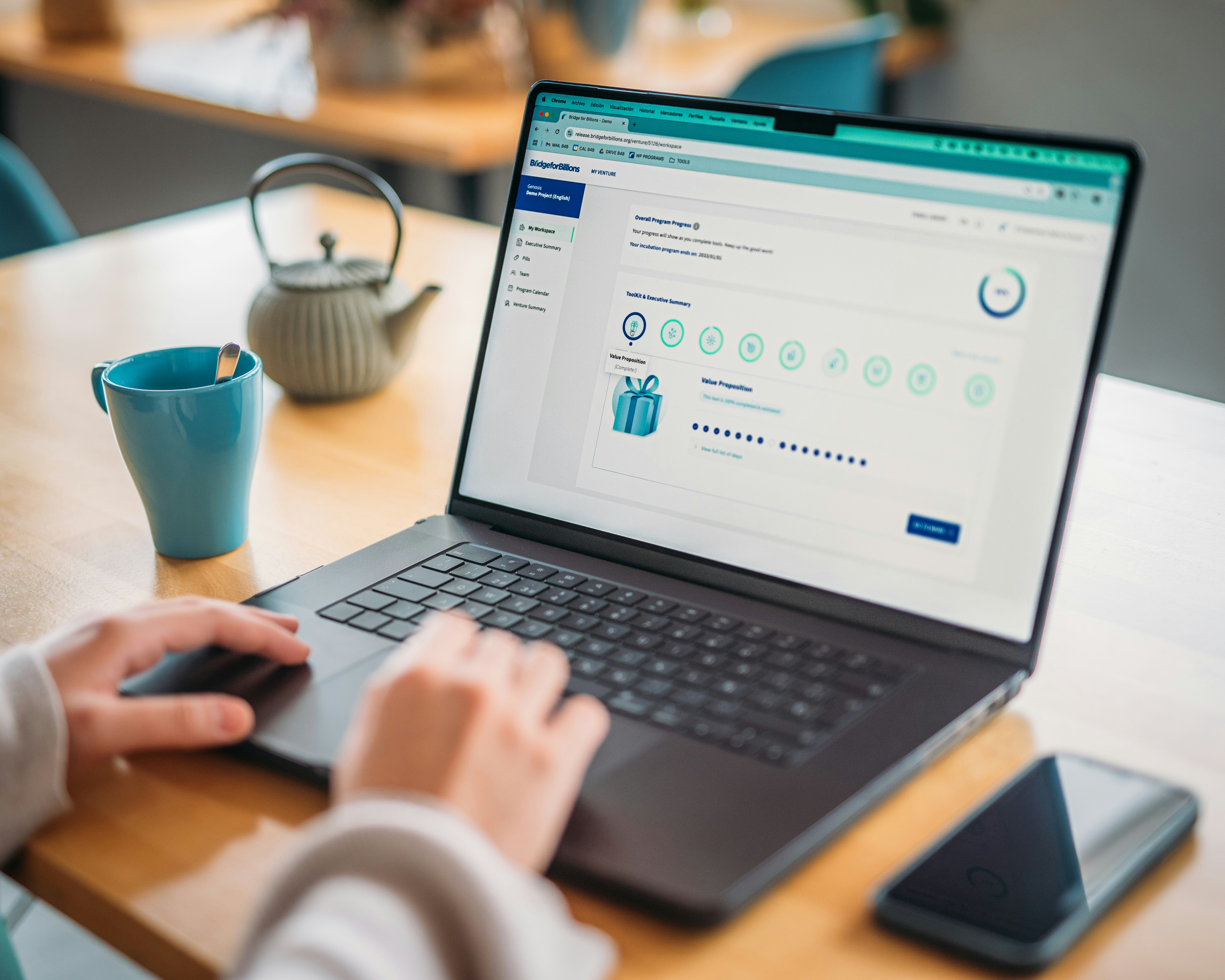 Laptop hiển thị code lập trình